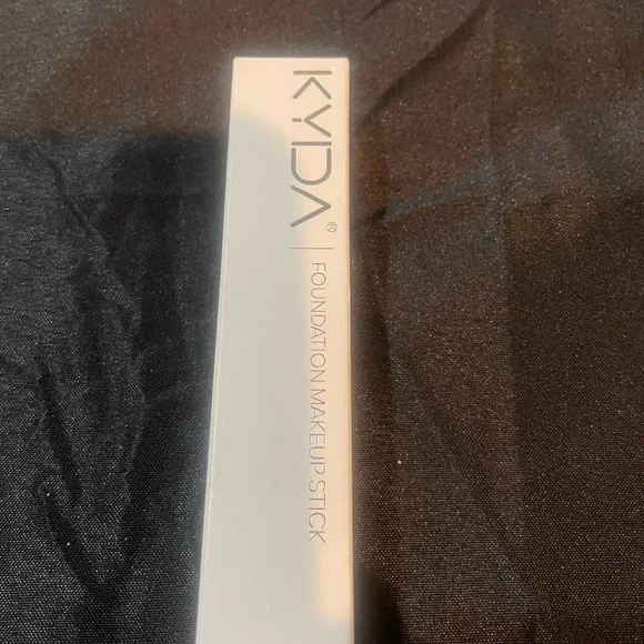 KYDA Color-Changing Foundation Stick — Natural - Picture 8 of 9